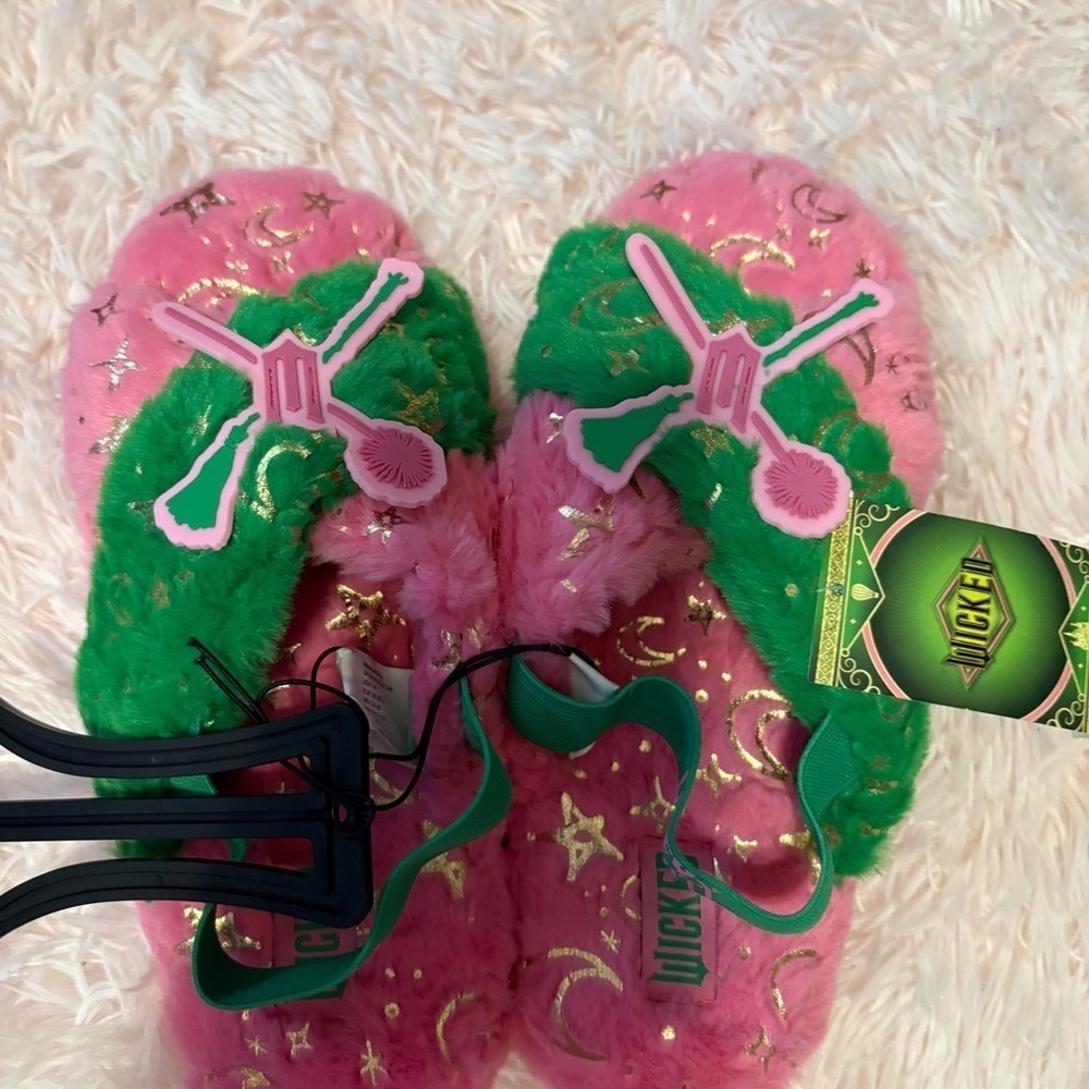 Wicked Women’s Slippers NEW 7/8 Glinda Elphaba Pink Green - Picture 7 of 8